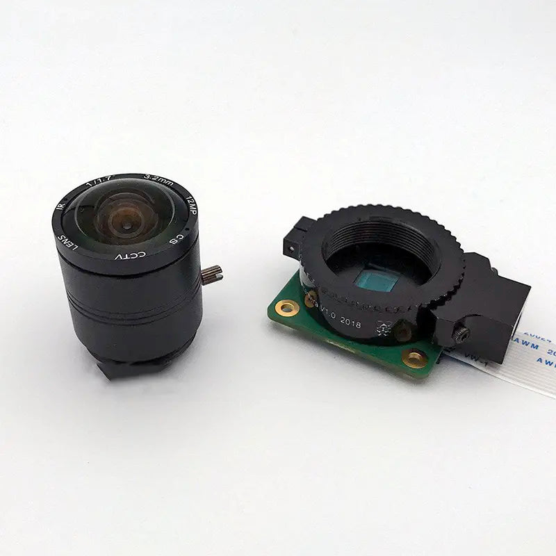 CommonLands CIL03.2-F1.8-CSNOIR 3.2mm EFL 렌즈가 Raspberry Pi HQ 카메라 옆에 있습니다.